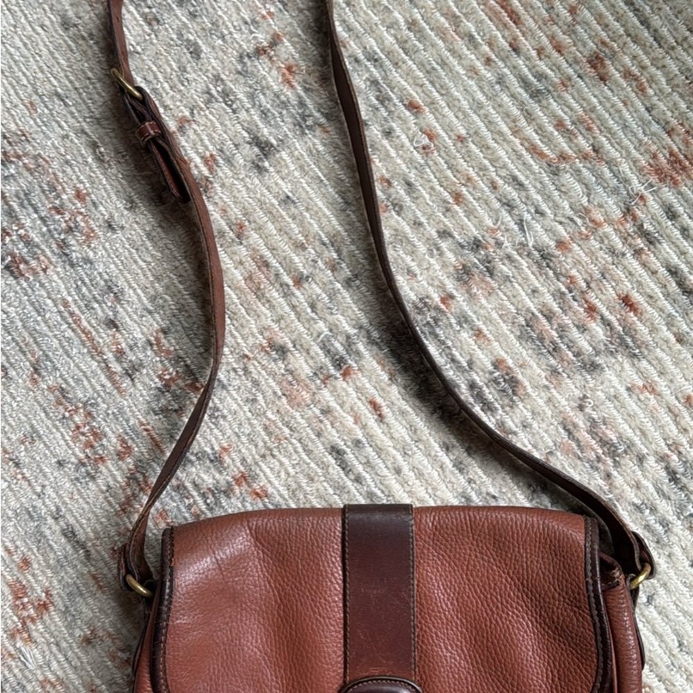 Brown Messenger Bag with High-Quality Leather and Structured Design